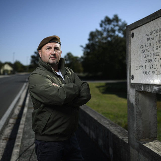 Mario Mrčela uz spomen-ploču postavljenu na mjestu gdje je pravim čudom ostao živ