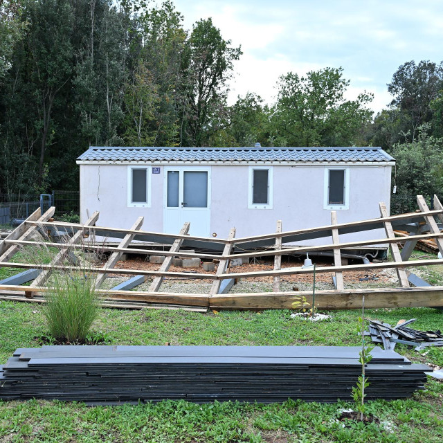 Rušenje divlje gradnje mahom Slovenaca između Šišana i Valture na jugu Istre