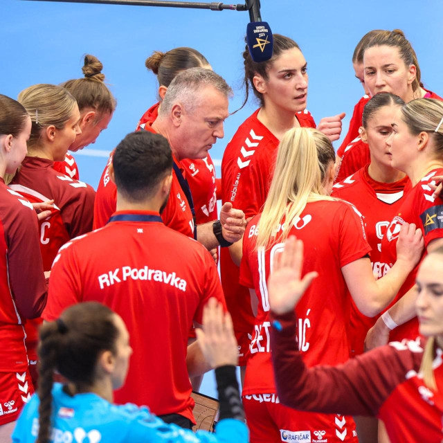 Ivica Obrvan i igračice Podravke