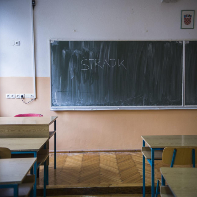 U Ministarstvu tvrde da se ”nastava u školi odvija normalno uz pojačani rad stručne službe škole”, a da je učiteljica - koja se sa svime i psihički i fizički sve teže nosi - na bolovanju ”zbog uzroka drukčije prirode”