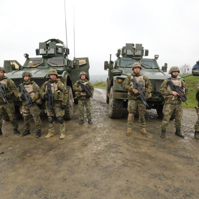 Hrvatski vojnici na vojnoj vježbi