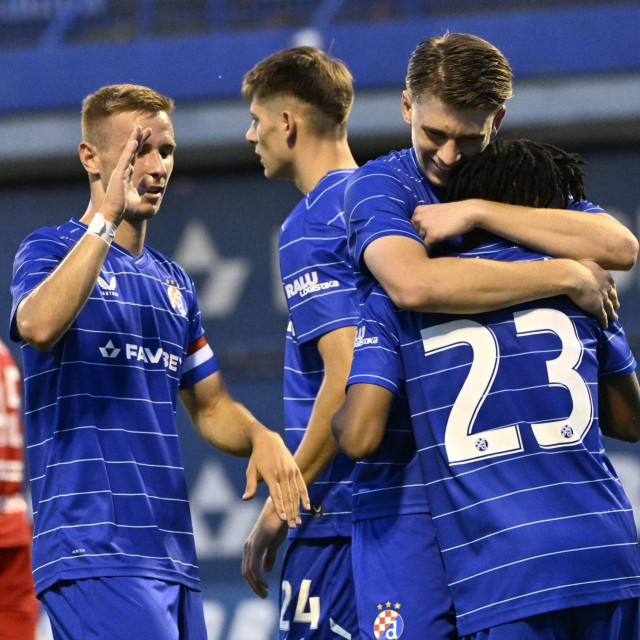 Varela u proslavi pogotka sa suigračima