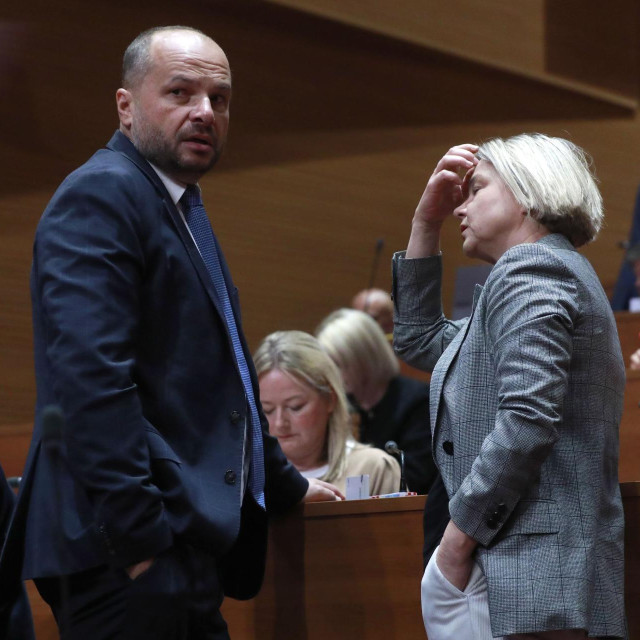 Temelj tvrdnji da je riječ o neustavnom propisu ljevica vidi u sedam članaka Ustava