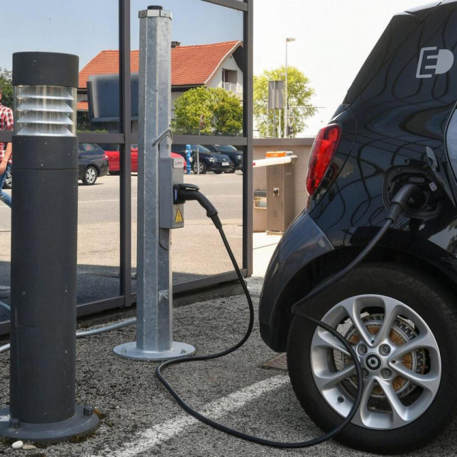 Punjenje električnog automobila (ilustracija)