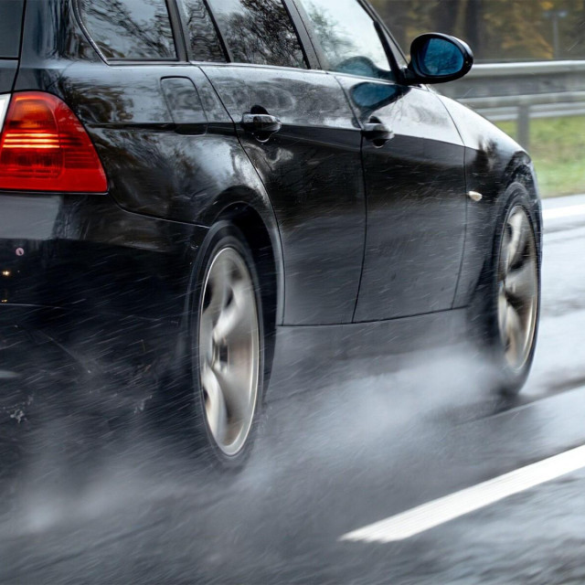 Vožnja po kiši, gume (ilustracija)