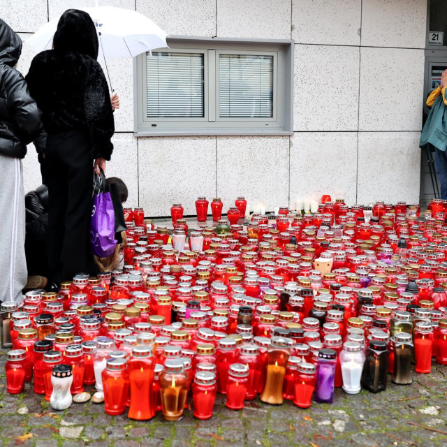 Građani pale svijeće na mjestu gdje je ubijen muškarac