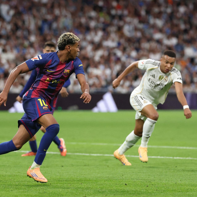 Lamine Yamal i Kylian Mbappe u borbi za loptom