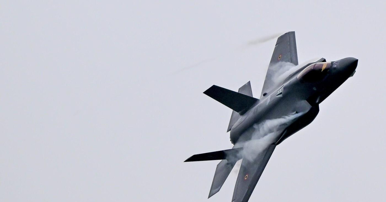 Američki lovac F/A-18 i helikopter Sea Hawk pali u Južno kinesko more