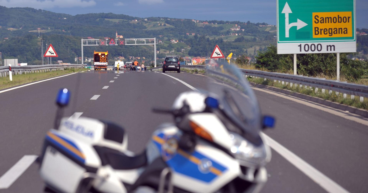 Na avtocesti A3 voznik vozi v nasprotni smeri, HAK poziva k previdnosti