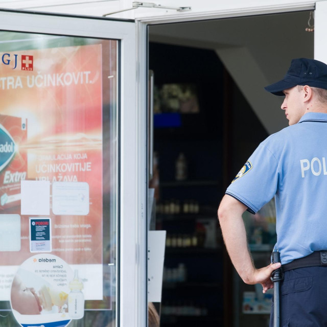 Policija ispred ljekarne (ilustracija)