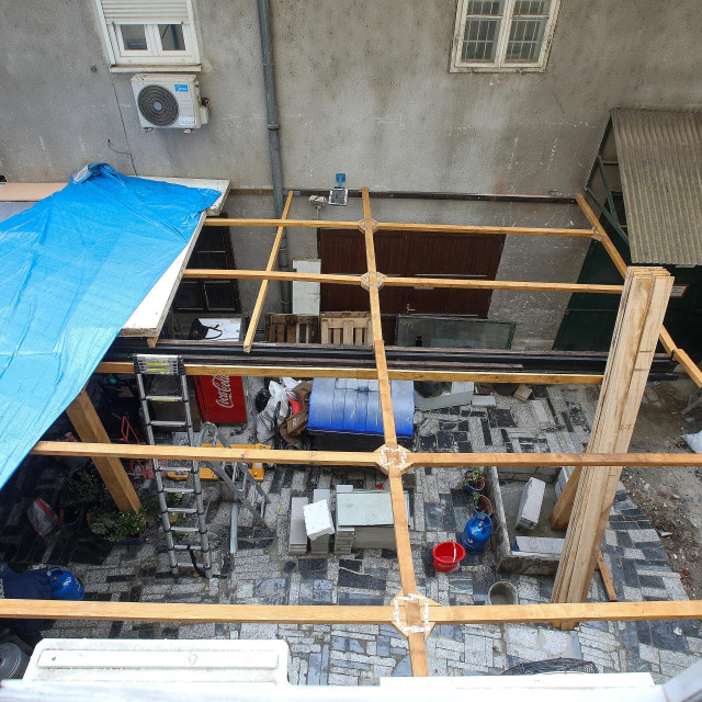 Ilegalna dogradnju libanonskog restorana u Teslinoj 4.