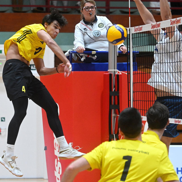 Dinamov Matko Jakoliš u napadu na sisački blok