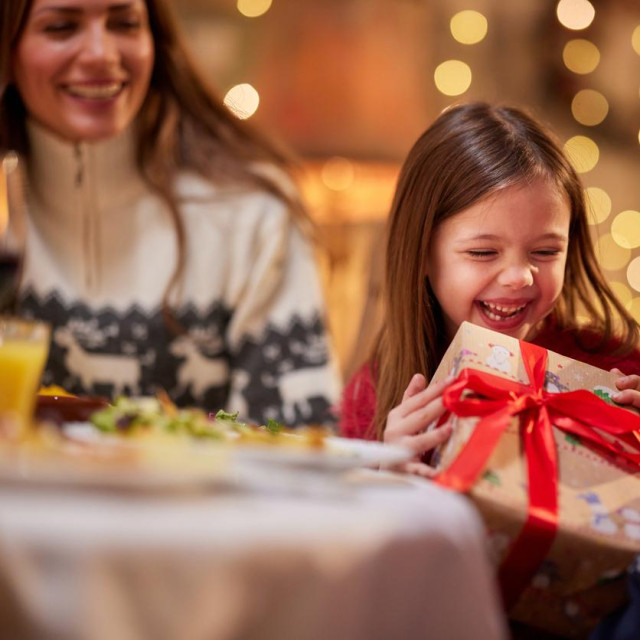 Pronađite savršeni dar koji ne samo da oduševljava, već i nosi smisao, priču i autentičnost.