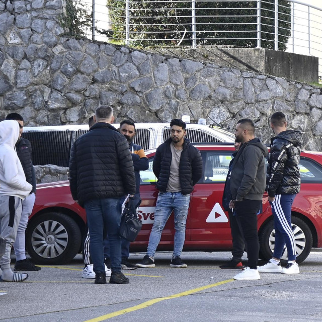 Prijatelji i rodbina optuženog za ubojstvo pred sudom