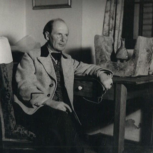 Robert Rudolf Schmidt sa svojim najpoznatijim arheološkim nalazom s Vučedola