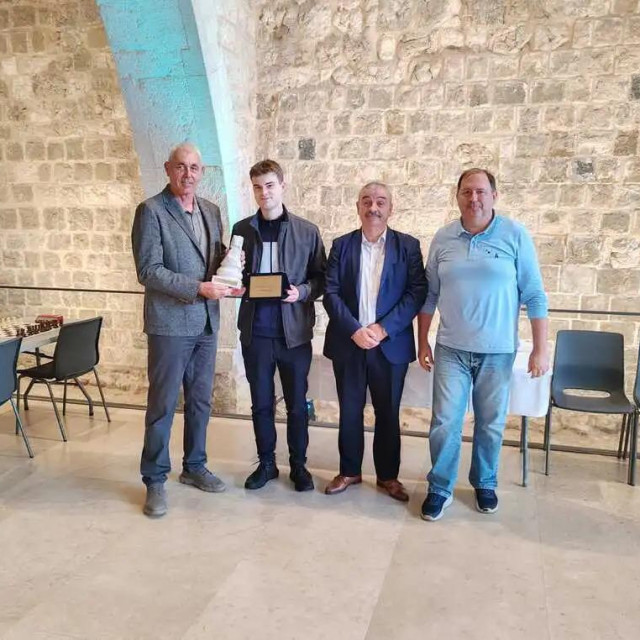 Hvarski gradonačelnik Šime Ravlić je uručio pehar pobjedniku