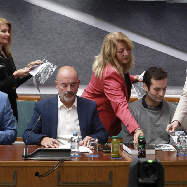 U organizaciji saborskog Kluba zastupnika Dom i nacionalno okupljanje i Hrvatski suverenisti održao se okrugli stol Znastveni pristup istraživanju žrtava Jasenovca.
Na fotografiji: Zastupnice SDP-a djelile su fotografije iz Jasenovca
 