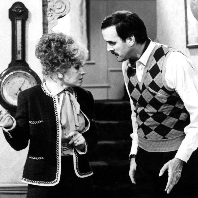 Prunella Scales i John Cleese, Fawlty Towers, 1975.