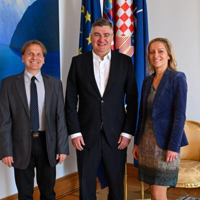 Predstavnici udruge sa Zoranom Milanovićem