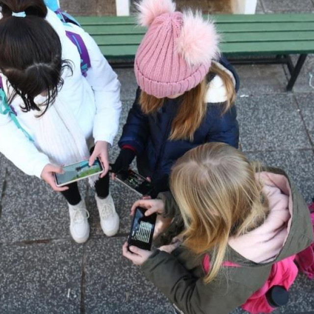 Mobiteli u školama/Ilustracija