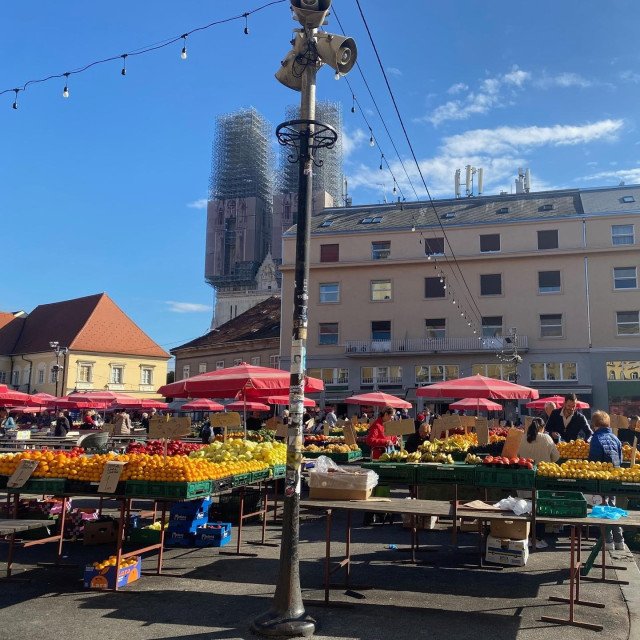 Tržnica Dolac puna usprkos zatvaranju unutarnje hale