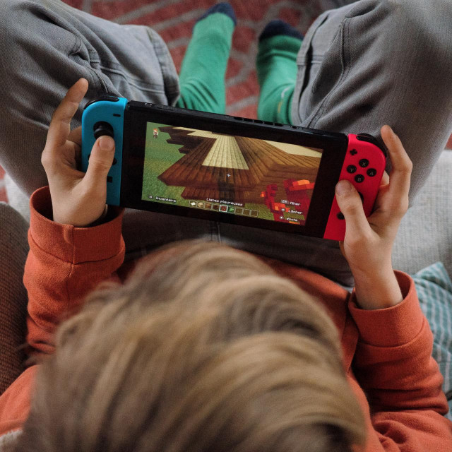 Planetarno popularna igra Minecraft koji je iznjedrila multimedijalni imperij vrijedan više milijardi dolara, započela je život kao skromna nedovršena igra koja se nakon izlaska 2009. godinama postupno nadograđivala