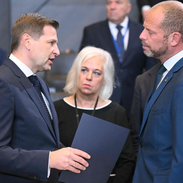 Belgijski ministar obrane Theo Francken (desno) u razgovoru s estonskim kolegom Hannom Pevkurom