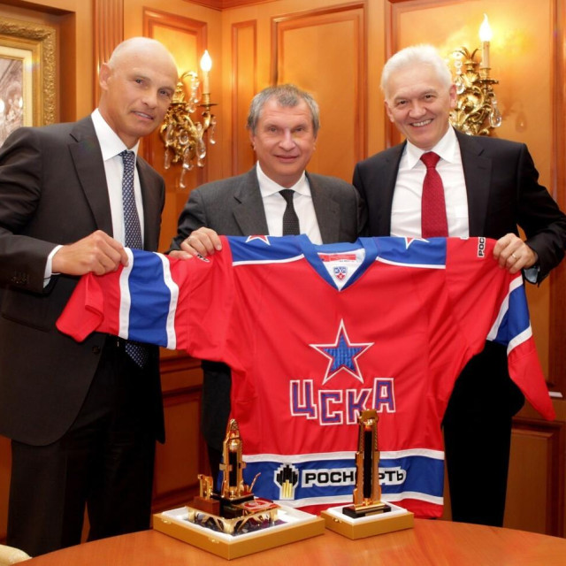 Arhivska snimka iz 2012. predsjednik Rosnefta Igor Sečin (u sredini), Gennadij Timčenko (desno), suvlasnik Gunvor Groupa, i Torbjörn Törnqvist (lijevo), predsjednik uprave i izvršni direktor Gunvor Groupa, poziraju s majicom hokejaškog kluba CSKA tijekom sastanka u sjedištu Rosnefta