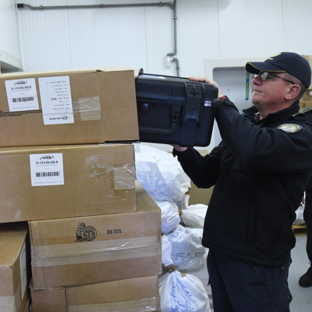 Za svu robu koja dolazi izvan EU na daljinu, postupak carinjenja provode posrednici kojima treba platiti naknadu