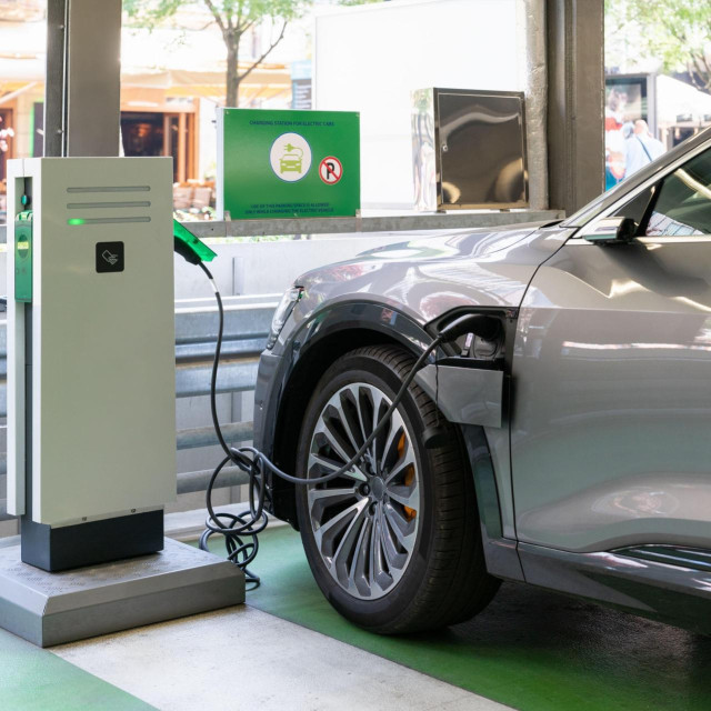 Punjenje električnog auta, ilustracija