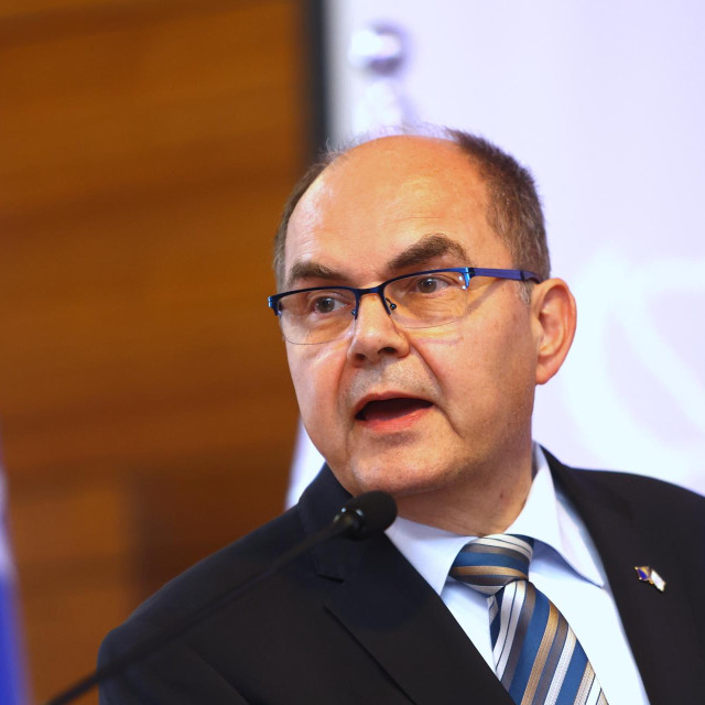 Visoki predstavnik Christian Schmidt u izvještaju je naveo da je najveća politička kriza u BiH od Daytona bila rezultat neustavnih i separatističkih postupaka bivšeg predsjednika Republike Srpske Milorada Dodika