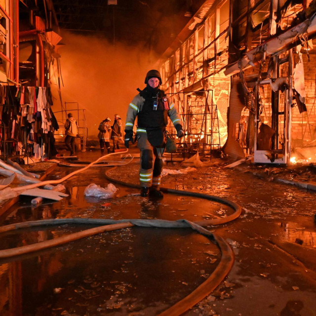 Požar na tržnici Barabašovo nakon zračnog napada na Harkiv