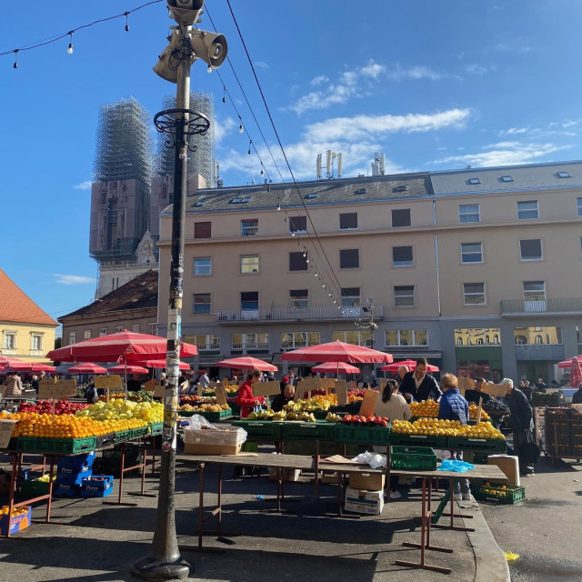 Tržnica Dolac puna usprkos zatvaranju unutarnje hale