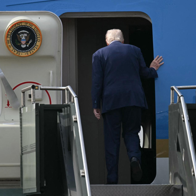  Donald Trump ulazi u Air Force One