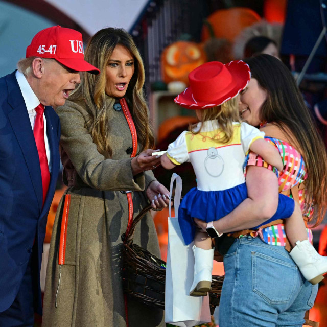 Donald Trump i Melania Trump s djecom ispred Bijele kuće