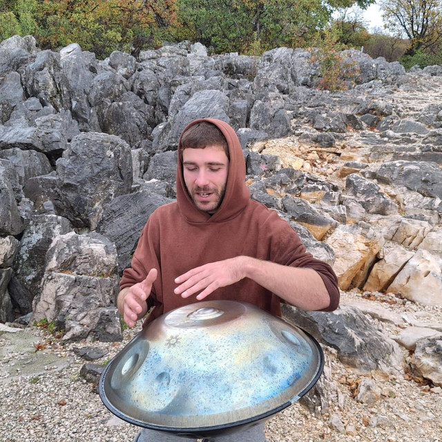 Ivan Judaš, radio je ljudima s cerebralnom paralizom, slušali su ga oboljeli od Alzheimera, a njegova glazba, dokazano je, smiruje i bebe