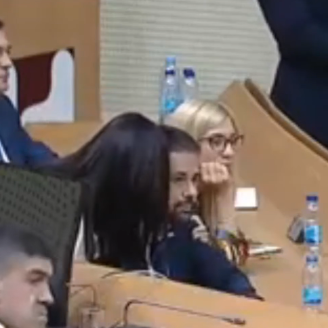 ”Zamolio bih kolegicu da ne sjedi u krilu ministra financija”