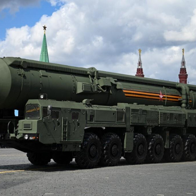 Yars RS-24, koji može lansirati i Orešnik