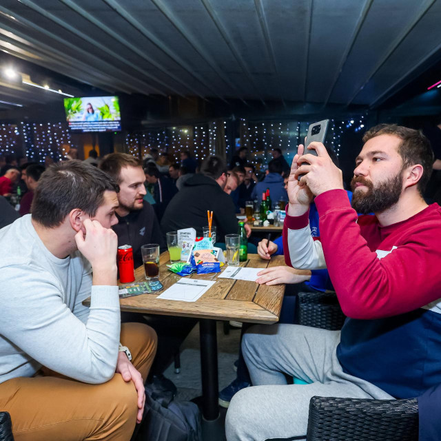 Zagreb, 190224. IQ bar. Cetvrti pub kviz Sportskih novosti. Na fotografiji: igraci pub kviza.