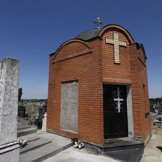 Mauzolej na groblju u Borovu koji se uklanja