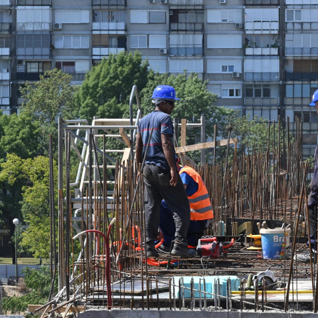 Ilustracija gradilište i starija zgrada u Zagrebu