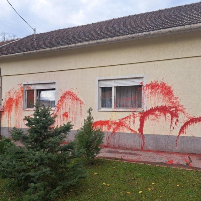 Kuća Miroslava Evetovića iz Subotice obilato je polivena jarko crvenom bojom