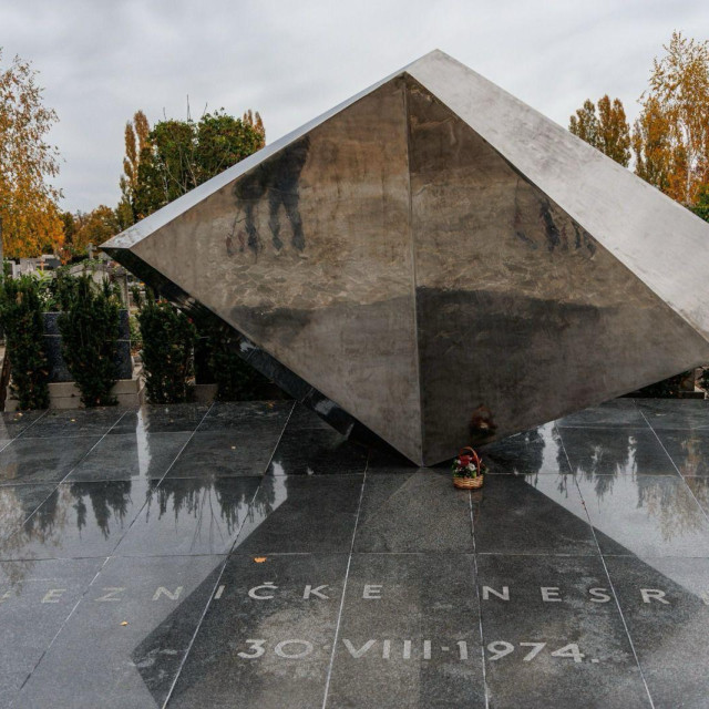 Obnovljeni spomenik na Mirogoju kipara Vojina Bakića