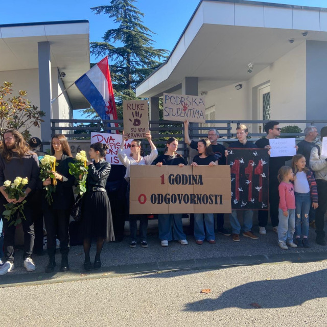 Okupljeni prosvjednici