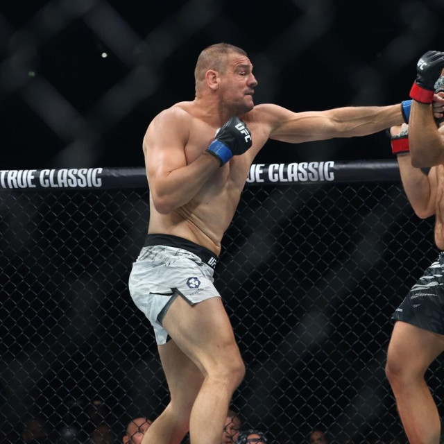 Ante Delija vs. Marcin Tybura (desno)