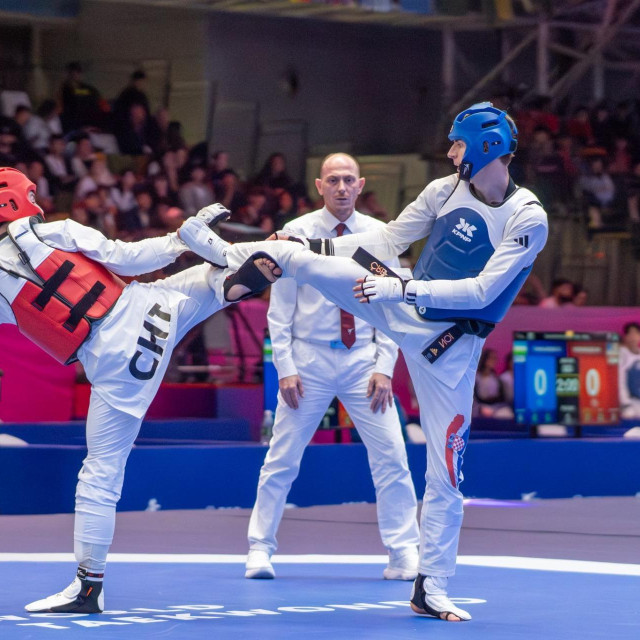 Matjia Črep u borbi protiv Čileanca Olivera Tora u četvrtfinalu, kada je izborio medalju
