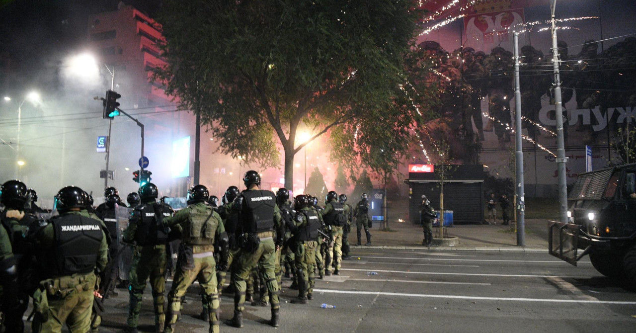 Kaos u Beogradu, Ćaci krenuli prema prosvjednicima, bačeni topovski udari: ‘Sklonite se na sigurno‘