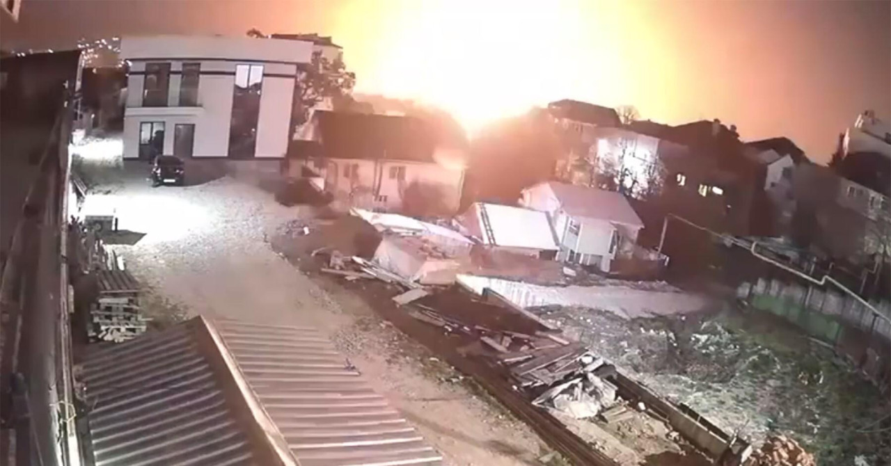 Žestoki udar na crnomorsku luku! Eksplozije i požar u naftnom terminalu i rafineriji ruskog diva, šire se snimke