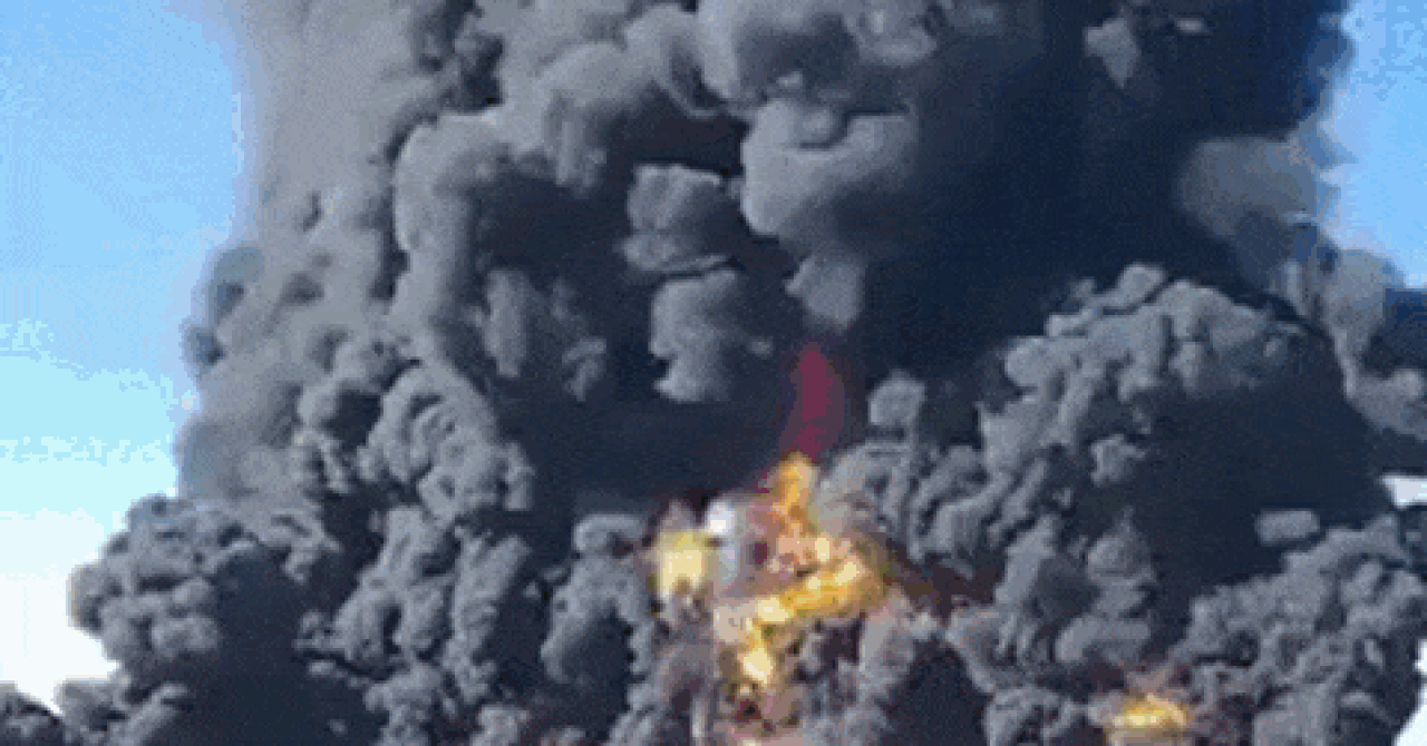 V Mehiki iztirjenje vlaka, ki je prevažal etanol, povzročilo veliko eksplozijo in požar