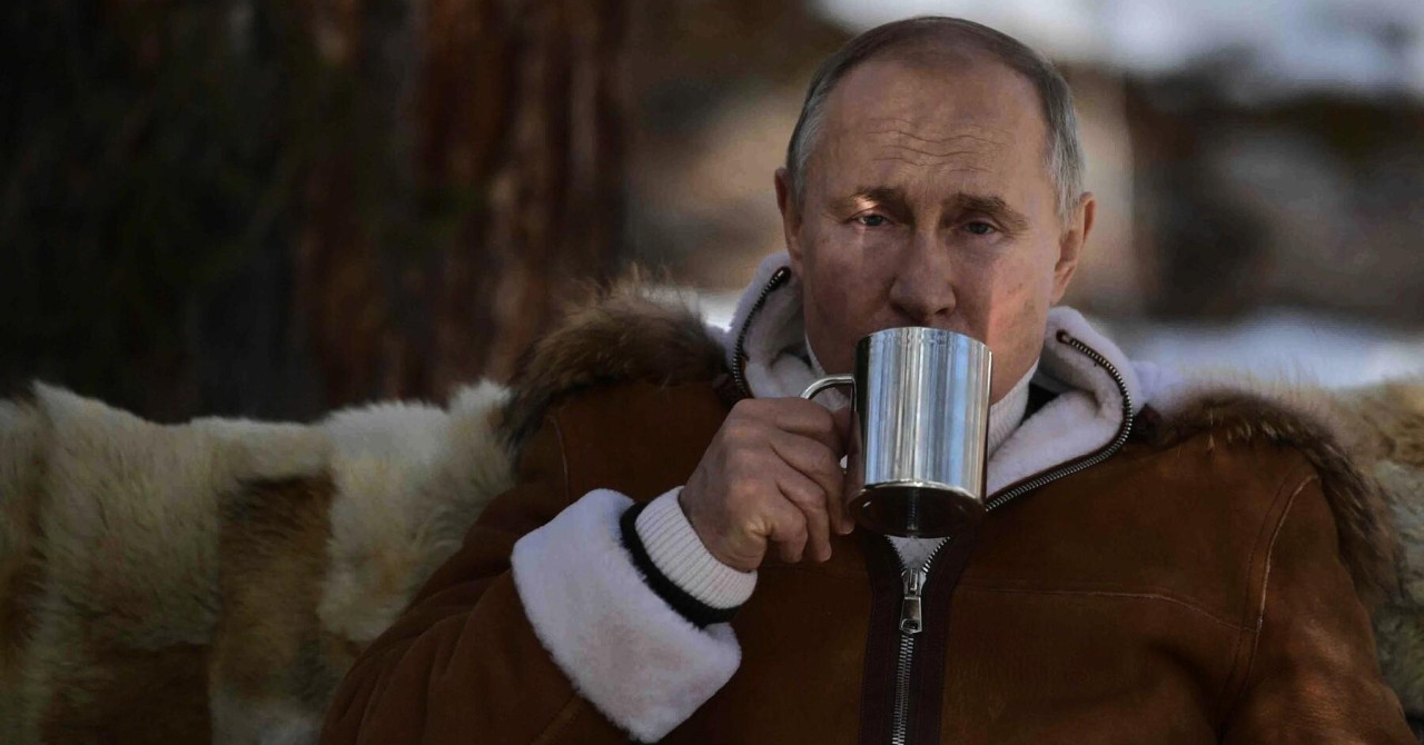 Putin obnovil gledališče v Mariupolju, ki je bilo simbol brutalnosti vojne